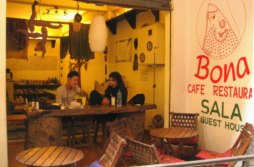 Bona Cafe Restaurant & Sala Guest House Varanasi Ngoại thất bức ảnh